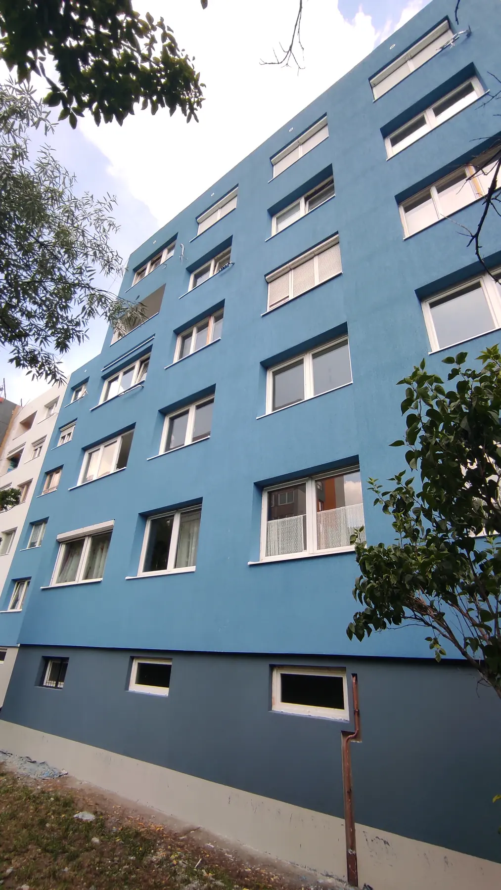 A felújított társasház homlokzata – Tihany utca 7–25., Budapest XIV. kerület