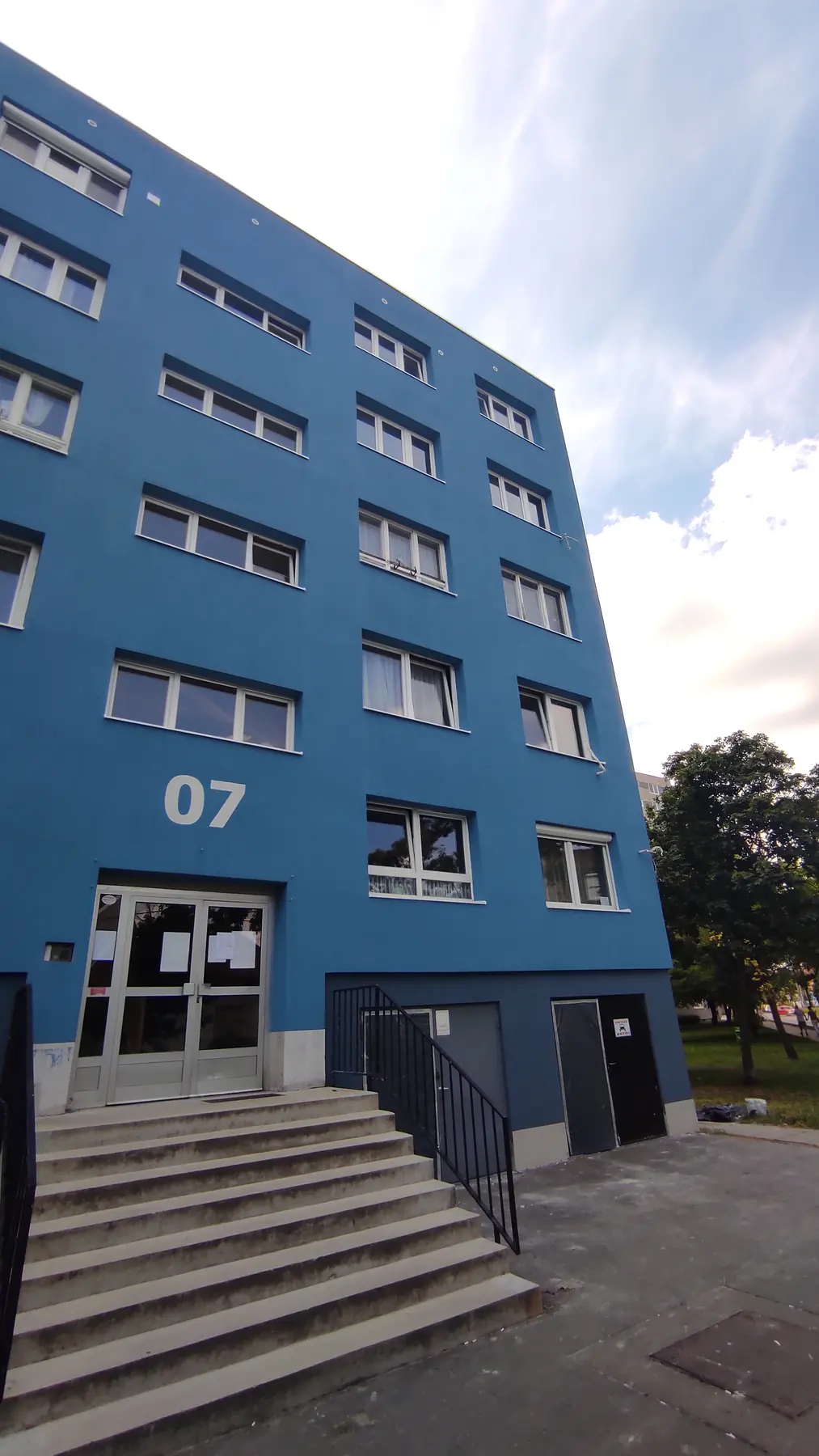 A felújított társasház homlokzata – Tihany utca 7–25., Budapest XIV. kerület