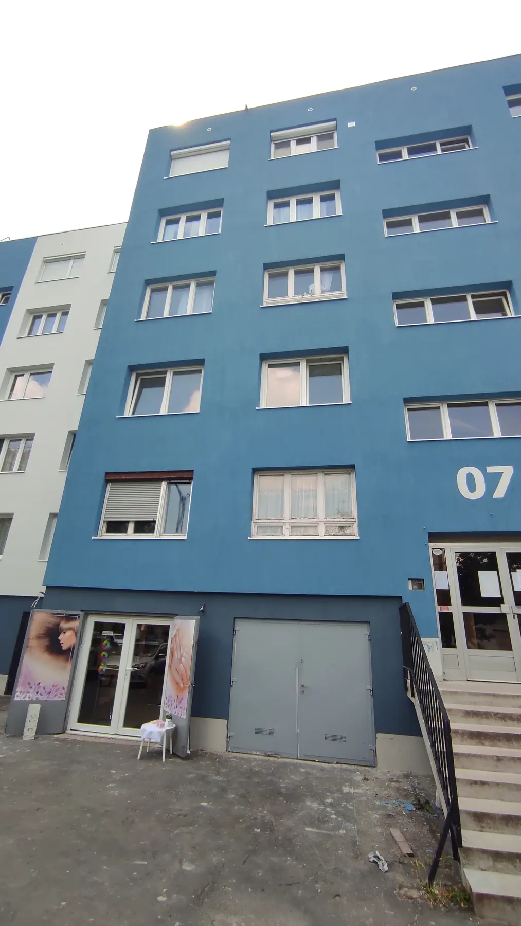 A felújított társasház homlokzata – Tihany utca 7–25., Budapest XIV. kerület