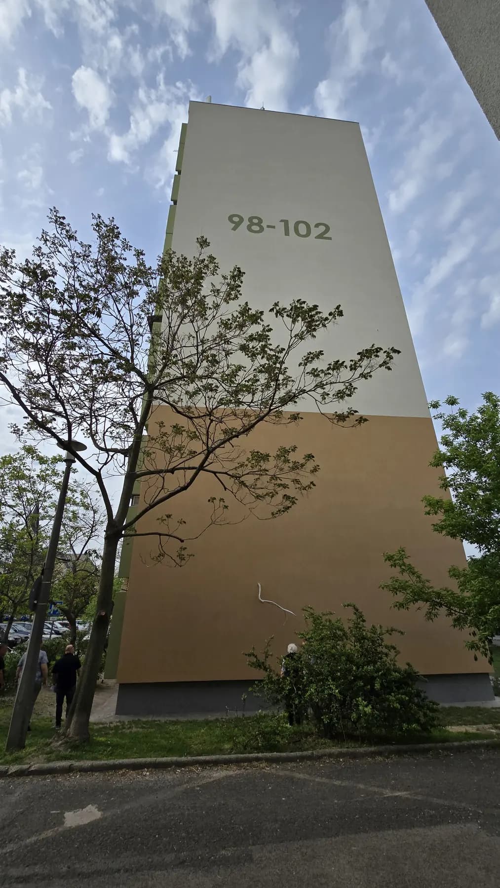 A felújított társasház homlokzata – Török Flóris utca 98–102., Budapest XX. kerület