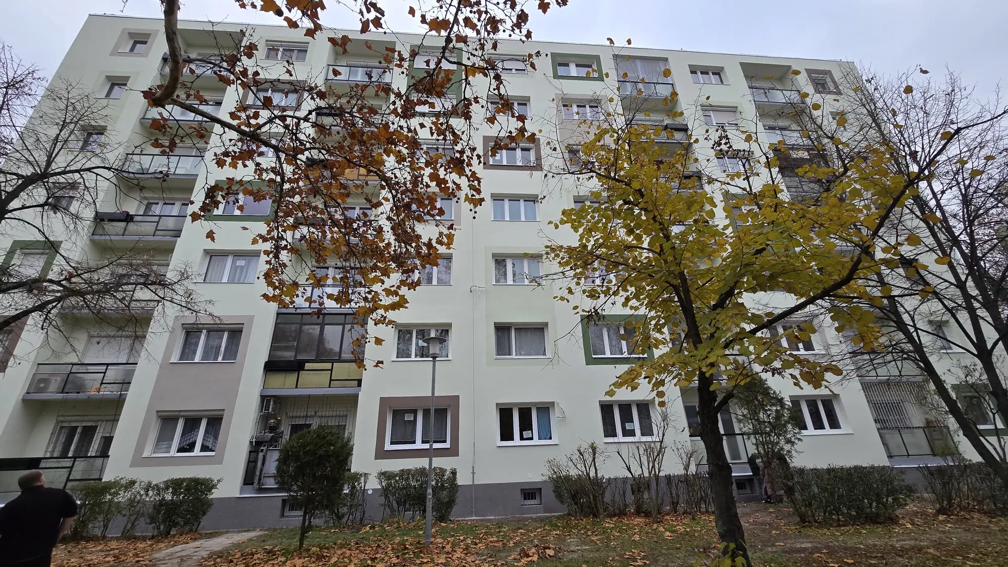 A felújított társasház homlokzata – Üllői út 151. és 155., Budapest IX. kerület
