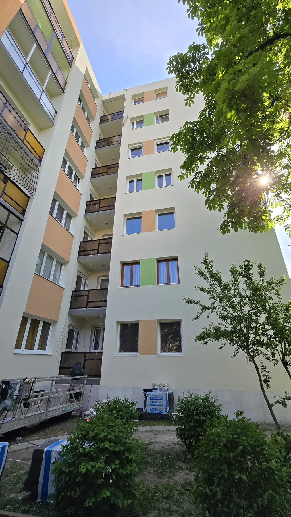 A felújított társasház homlokzata – Üllői út 163. és 167., Budapest IX. kerület