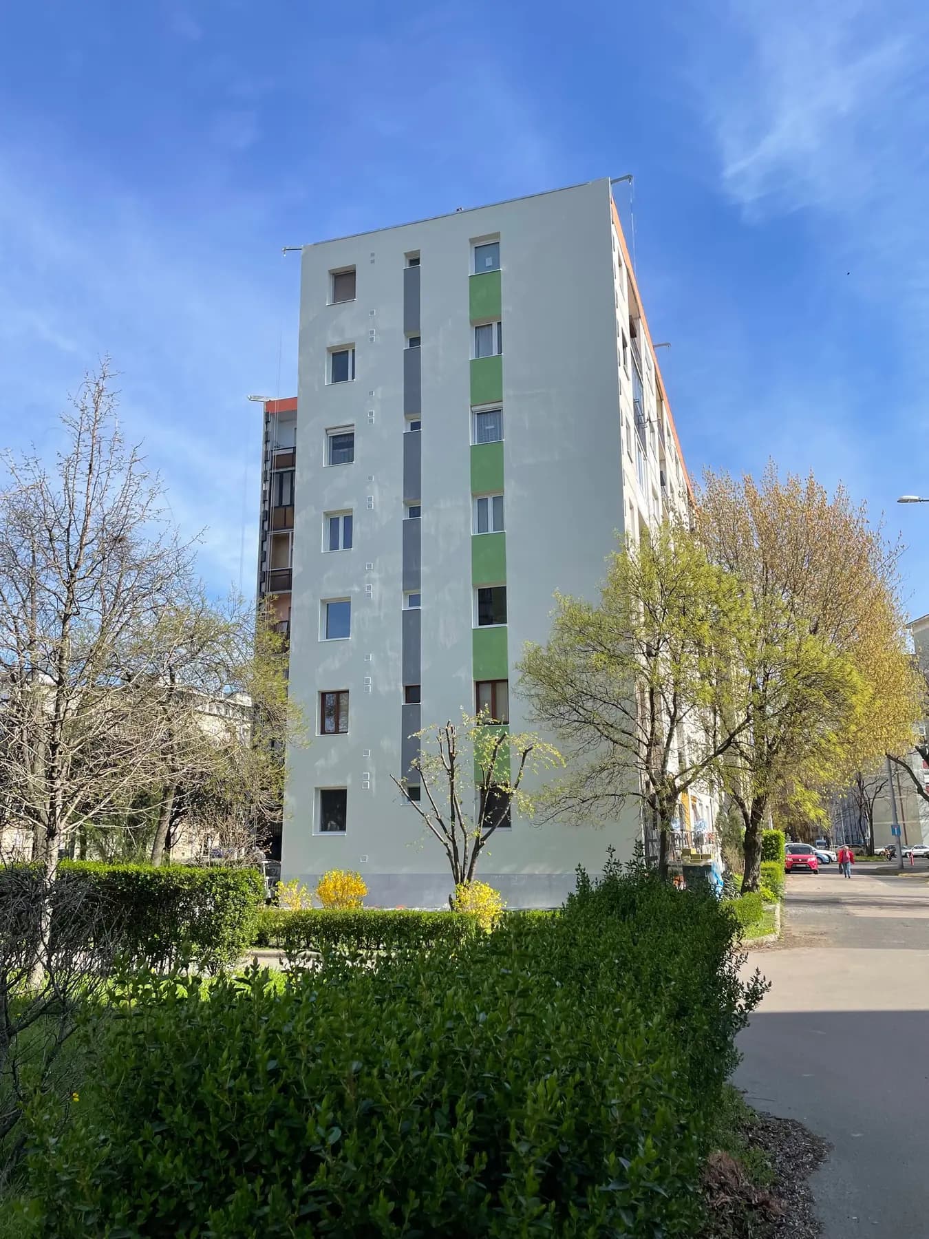 A felújított társasház homlokzata – Üllői út 163. és 167., Budapest IX. kerület