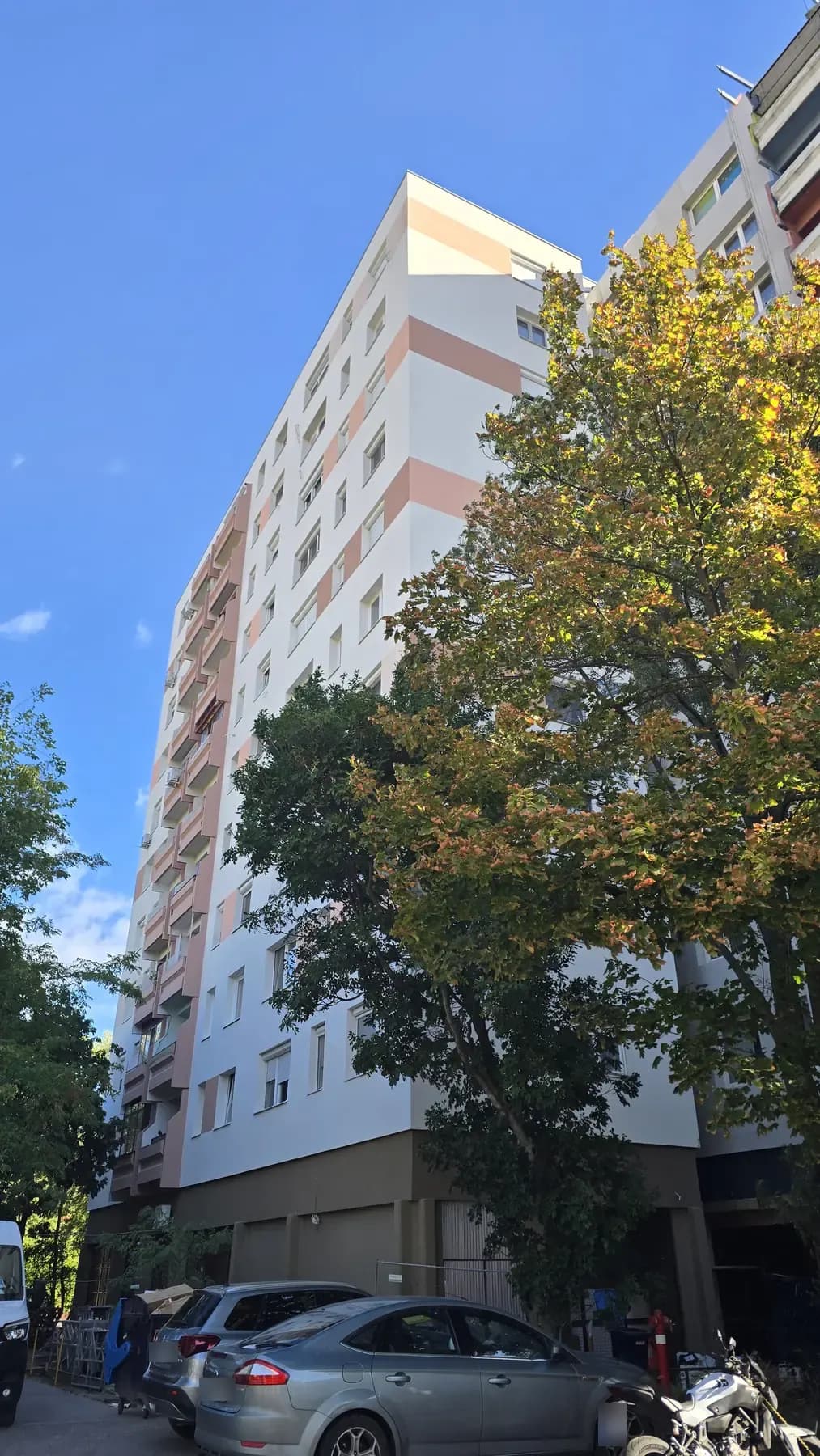 A felújított társasház homlokzata – Víziorgona utca 4., Budapest III. kerület