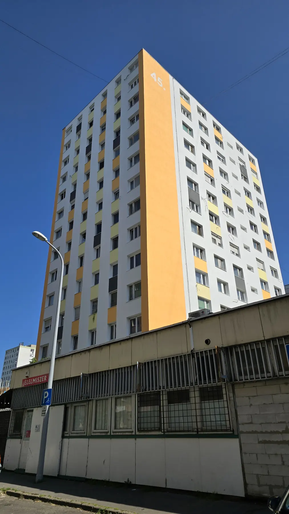 A felújított társasház homlokzata – Zsókavár utca 45., Budapest XV. kerület