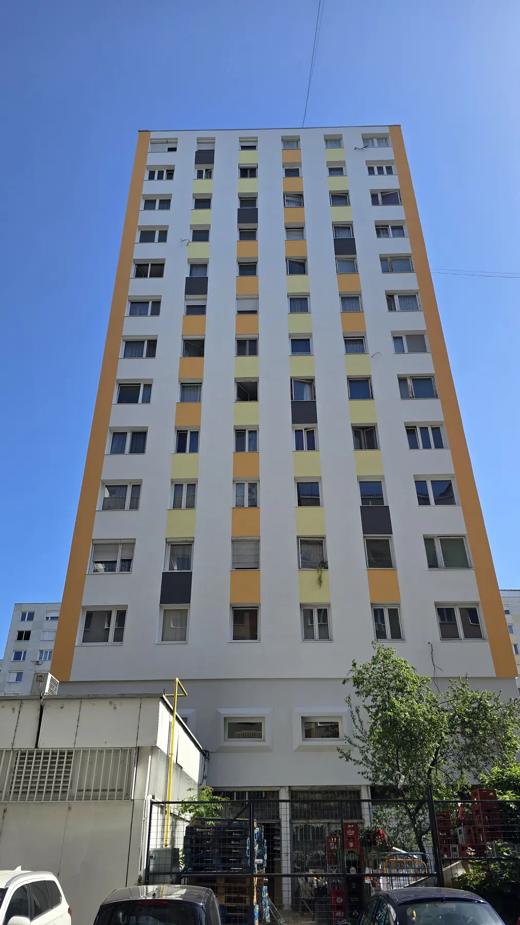A felújított társasház homlokzata – Zsókavár utca 45., Budapest XV. kerület
